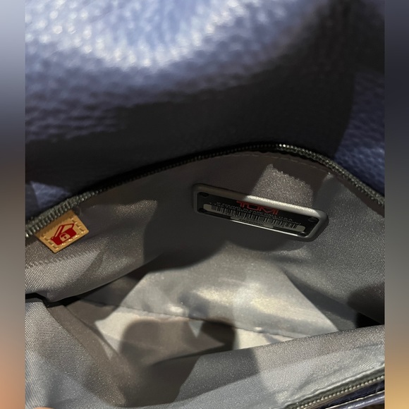 TUMI Leather Crossbody Shoulder Bag Personal Item Travel Purse Clutch RFID Safe - Picture 10 of 16